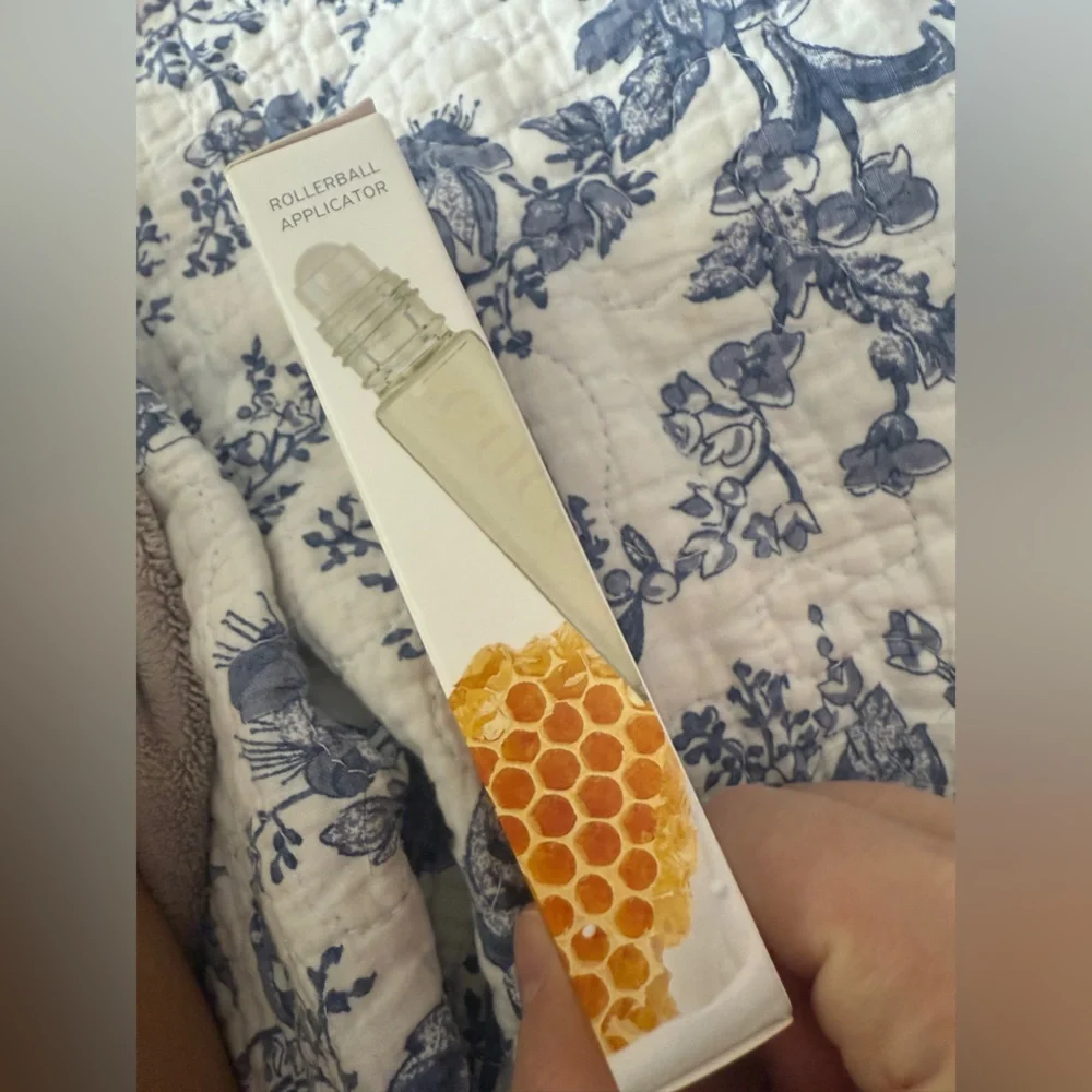 💙 4/$20 cuccio Milk & Honey Revitalizing roll-on cuticle oil
